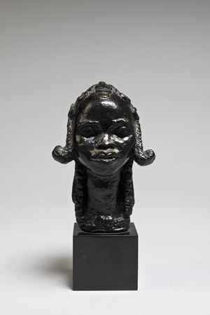Marguerite Anne de BLONAY - «Buste d'africaine». Épreuve en bronze à patine brune, socle en marbre noir. Signée, cachet de fondeur. Hauteur : 24 cm